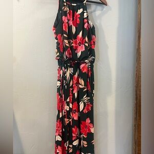 NEW WITHOUT TAGS MAGGY LONDON GORGEOUS FLORAL JUMPSUIT...LINED AND POCKETS